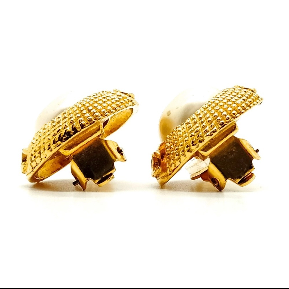 Chanel Faux Pearl clip on vintage earrings - Picture 3 of 9